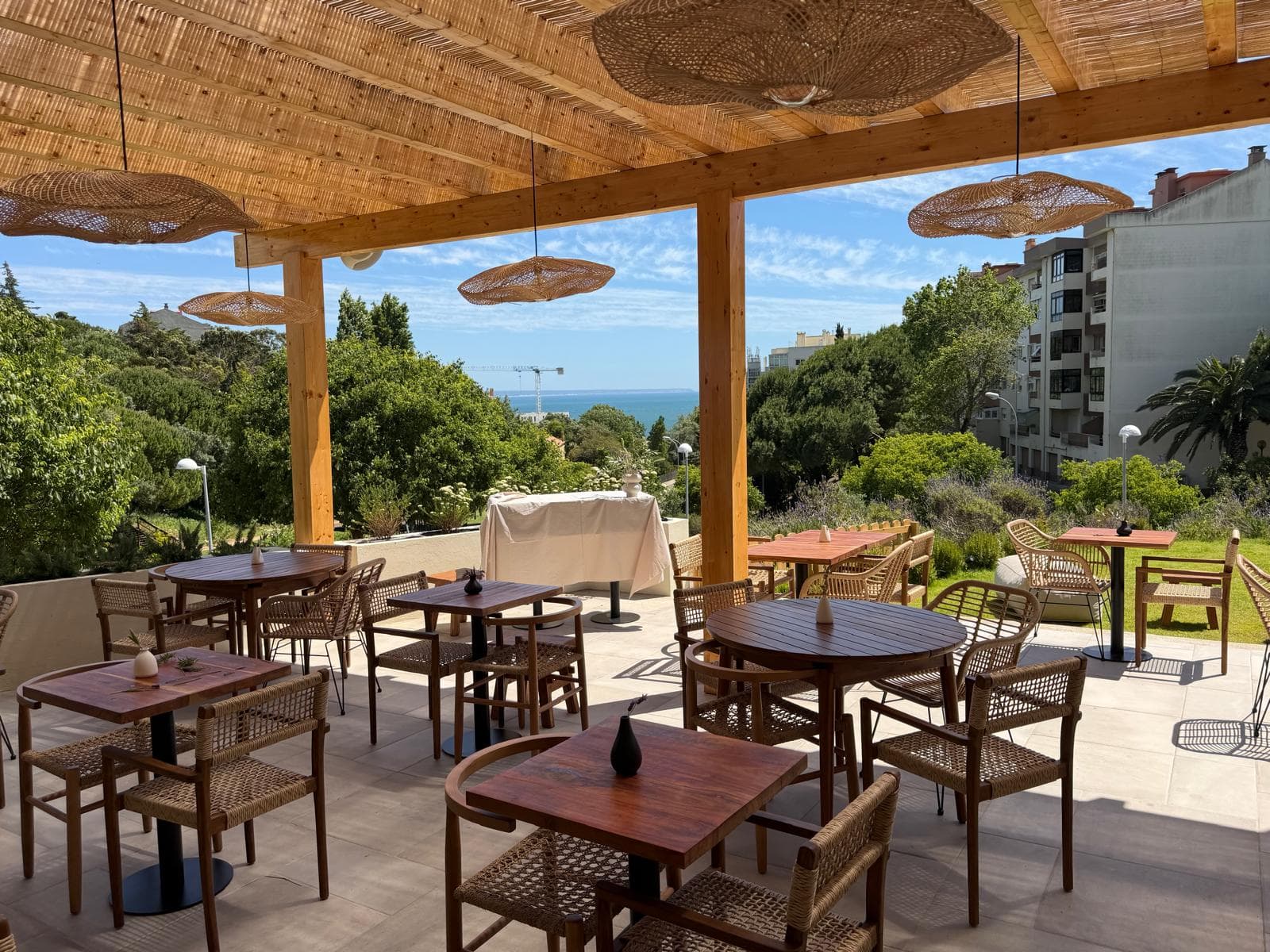 Esplanada do restaurante Parea com vista mar